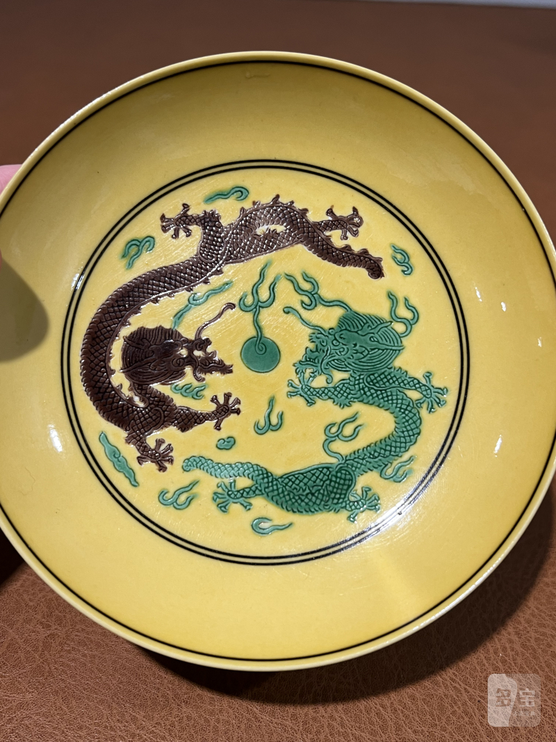 清道光 黄地褚绿彩内云龙外云鹤纹盘 - 图3